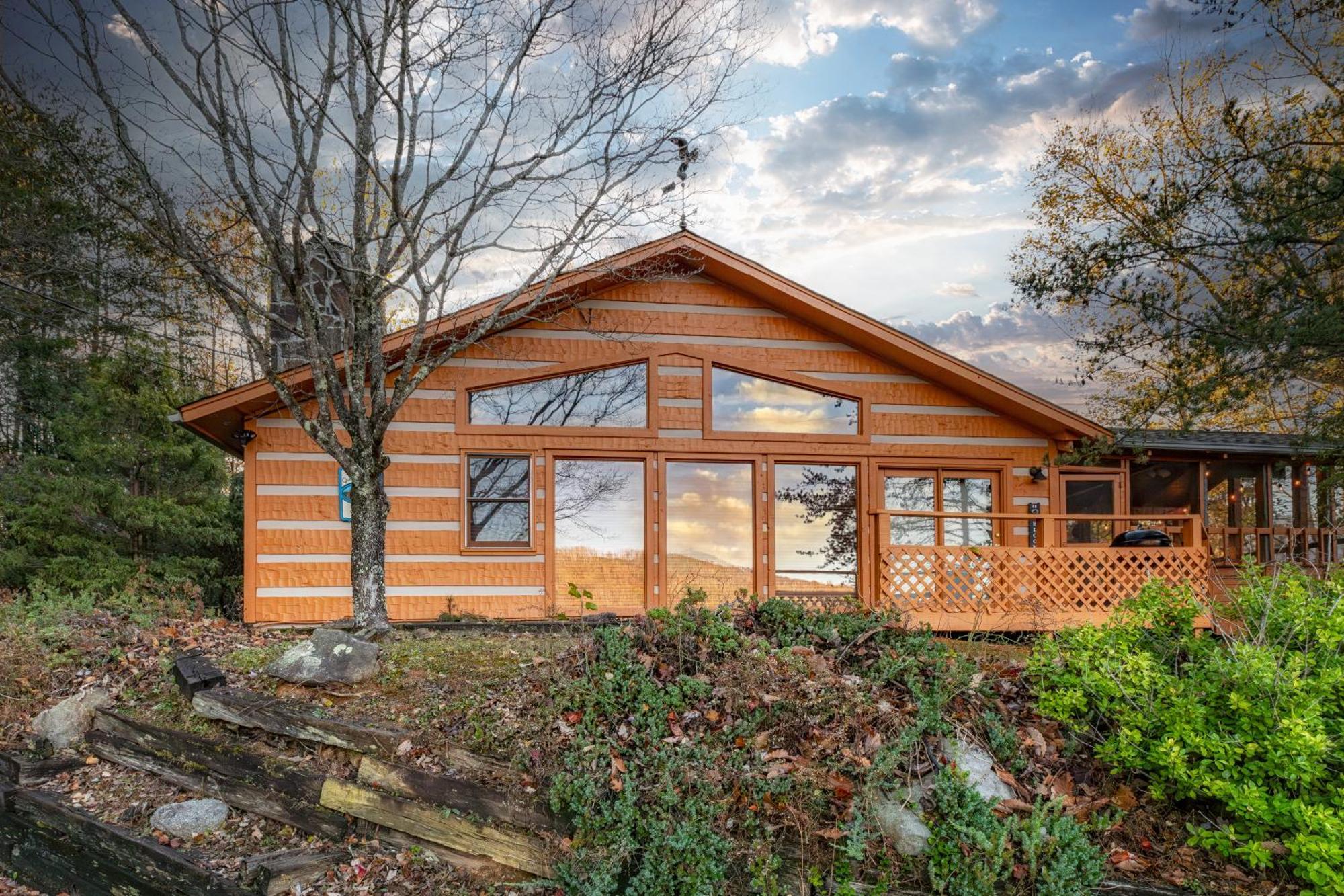 Real Log Cabin With Amazing Views, Hot Tub, Sauna, Games Gatlinburg Exterior photo