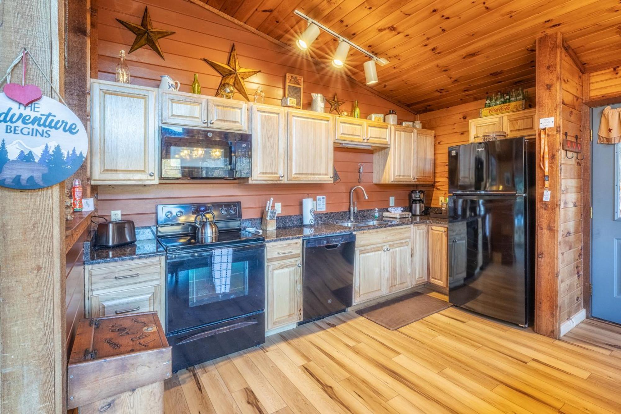Real Log Cabin With Amazing Views, Hot Tub, Sauna, Games Gatlinburg Exterior photo